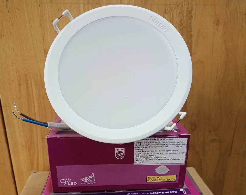 den-led-am-tran-meson-doi-mau-philipss-large